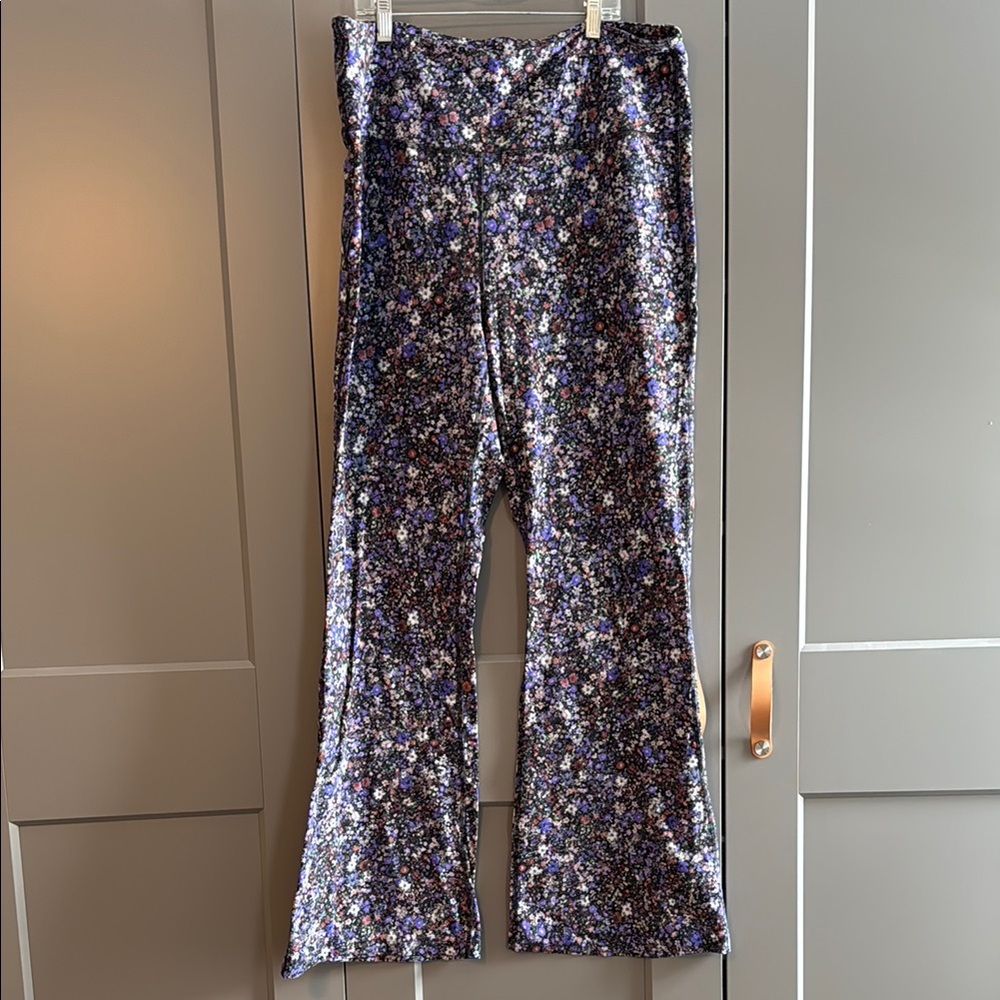Lululemon Groove Super-High-Rise Flared Pant *Nulu Flower Burst Multi size 18